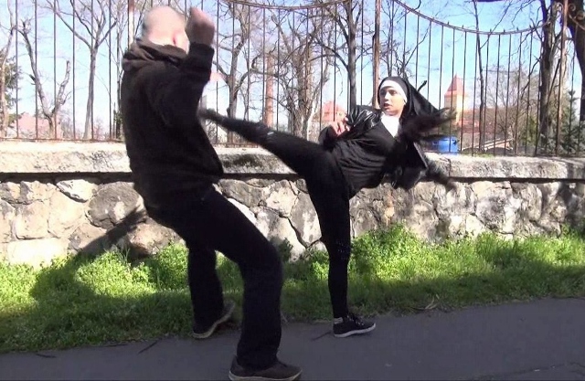 nun fight-008 (640x417).jpg