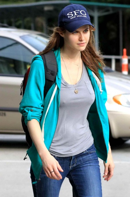 alexandra-daddario-amp-leven-rambin-at-the-vancouver-airport-th-april-hot-1765164208.jpg