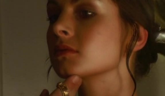 815636769_LucyLeeAbusodipoteresc3.avi_20130226_024749.500_123_599lo.jpg