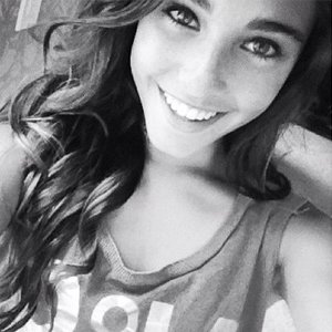 madison-beer-smh-071812.jpg