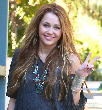 a1miley-cyrus-thumbs-up.jpg